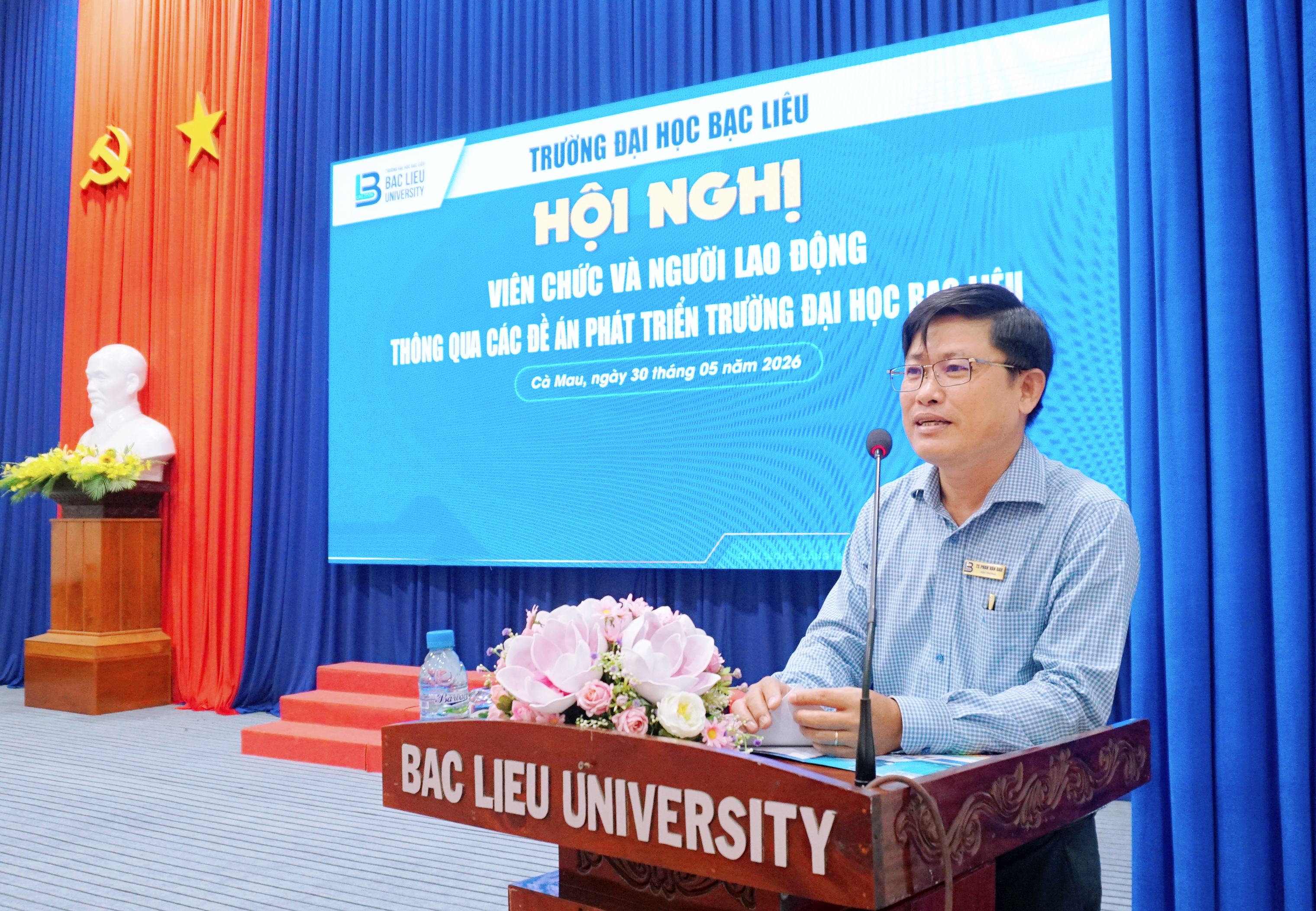 Hội nghị viên chức, người lao động thông qua các đề án phát triển Trường Đại học Bạc Liêu.